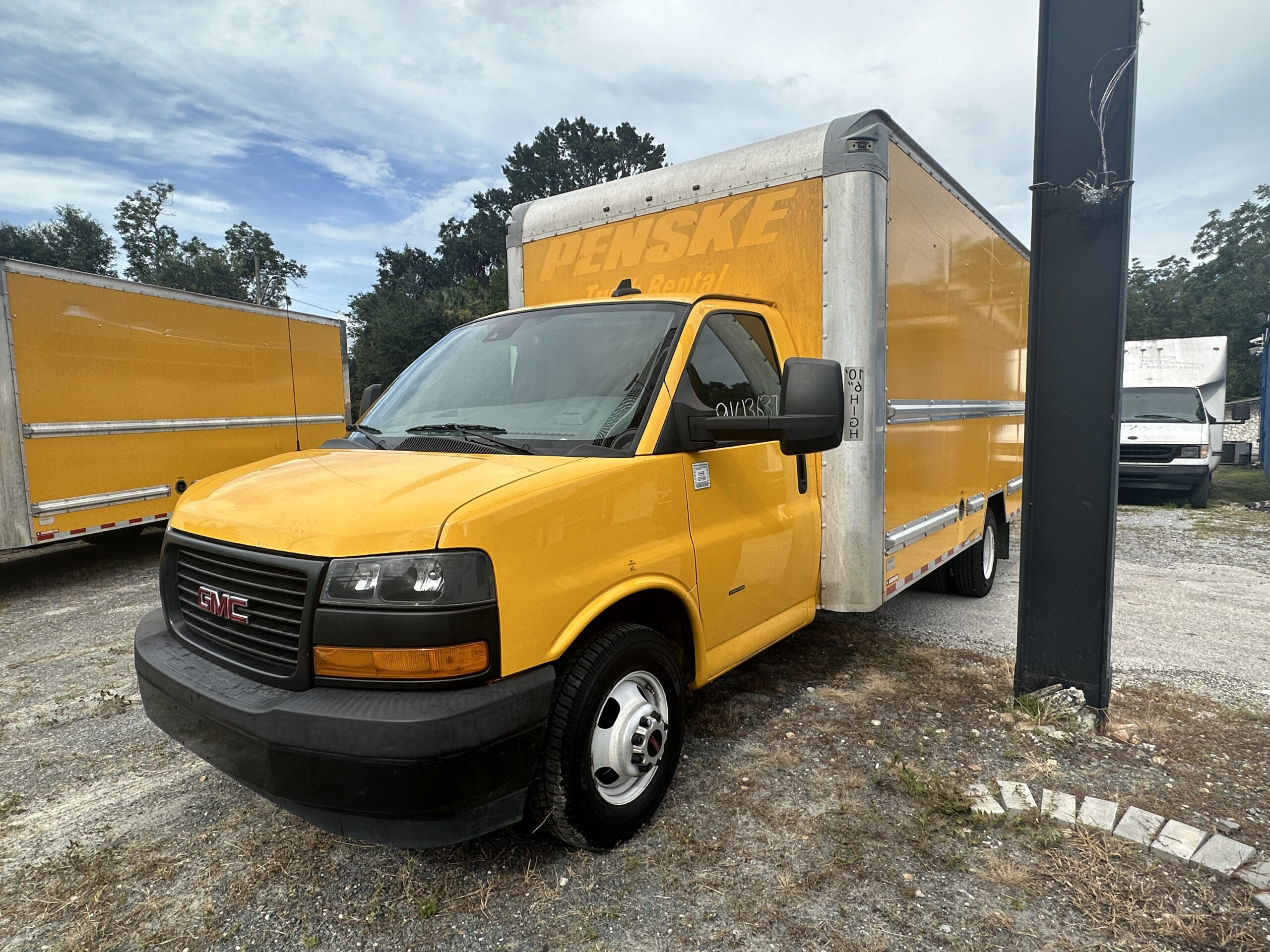 2020 GMC Savana 3500 16ft. box truck rental by Penske.