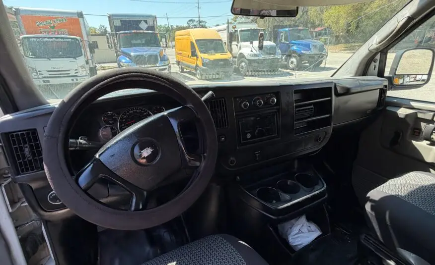 2009 Chevrolet Express Cargo Work Van - Photo 6