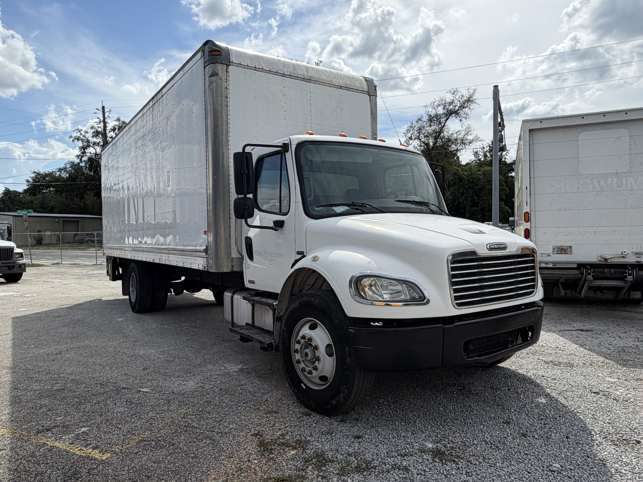 2007 Freightliner M2 26ft box truck with liftgate, white Freightliner truck.