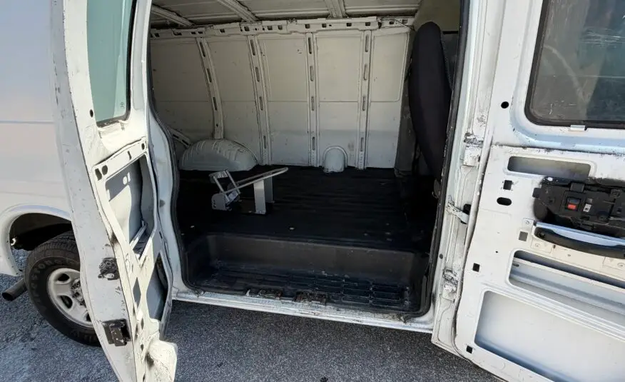 2009 Chevrolet Express Cargo Work Van - Photo 10